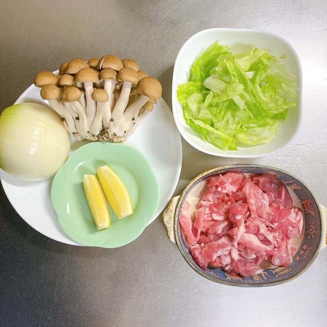豚肉と玉ねぎのケチャップ炒め　材料