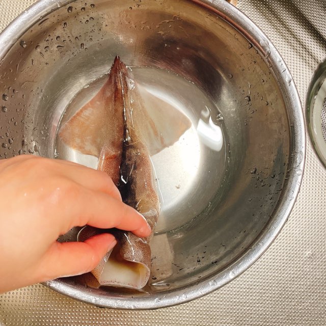 イカの胴体を洗う